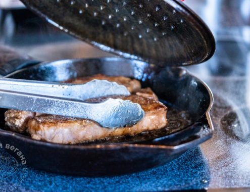 Чавунна сковорода для приготування стейків