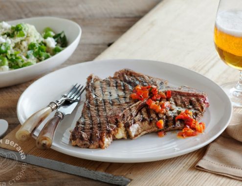 Стейк Т-боун с сальсой из стручкового перца и салатом из кіноа