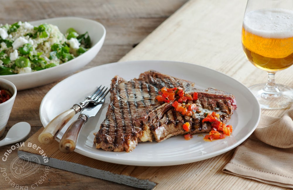 Стейк Т-боун с сальсой из стручкового перца и салатом из кіноа