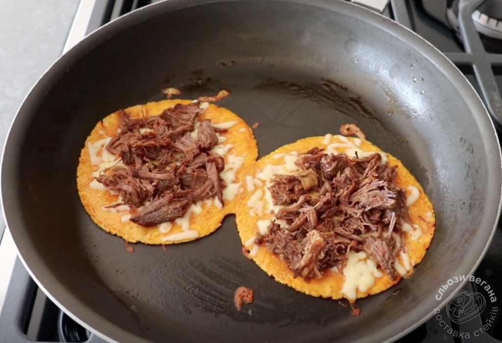 Тако Биррия с говядиной и Консоме Тако Биррия с говядиной и Консоме