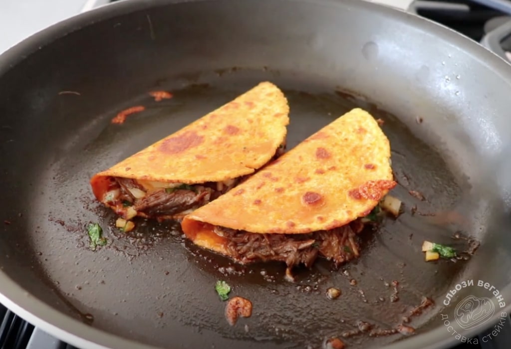 Тако Биррия с говядиной и Консоме Тако Биррия с говядиной и Консоме