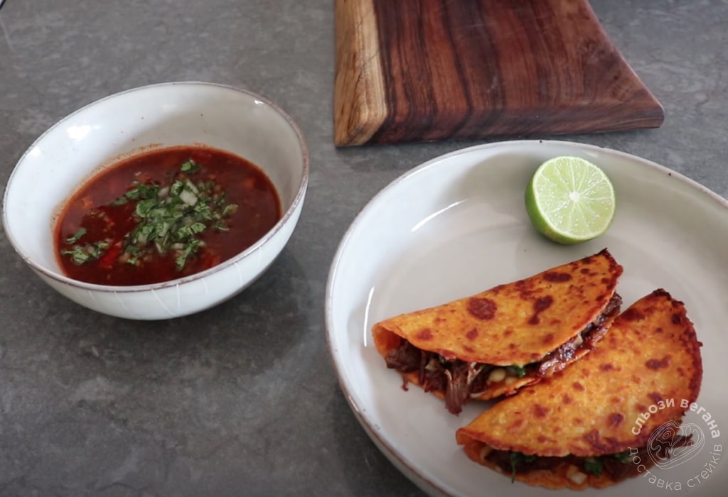 Тако Биррия с говядиной и Консоме Тако Биррия с говядиной и Консоме