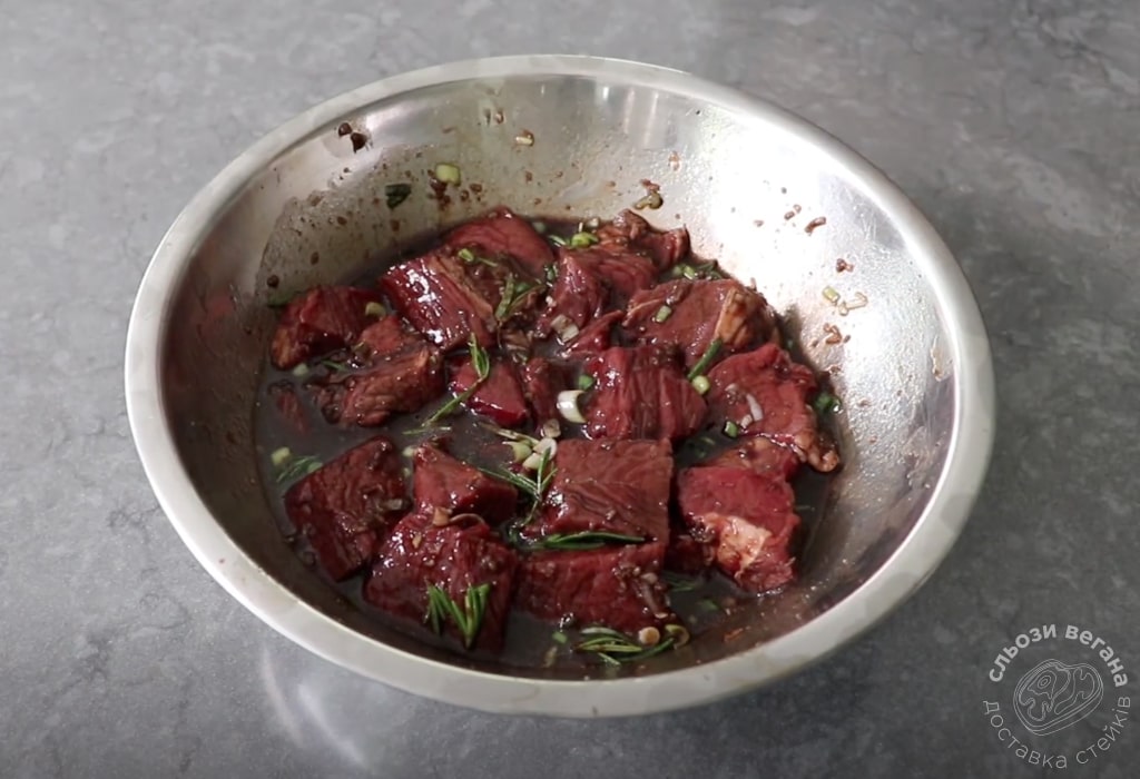 Шашлик з яловичини на грилі ріжемо мясо