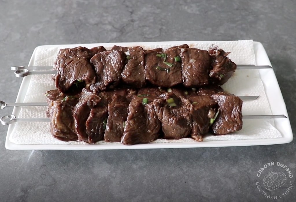 Шашлик з яловичини на грилі