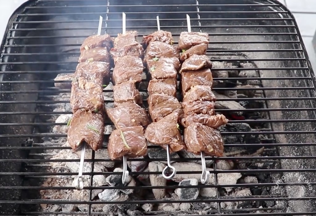 Шашлик з яловичини на грилі смажимо