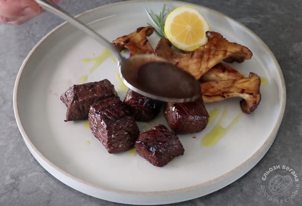 Шашлик з яловичини на грилі