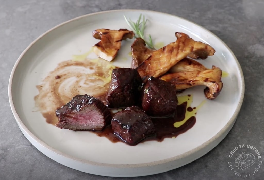 Шашлик з яловичини на грилі