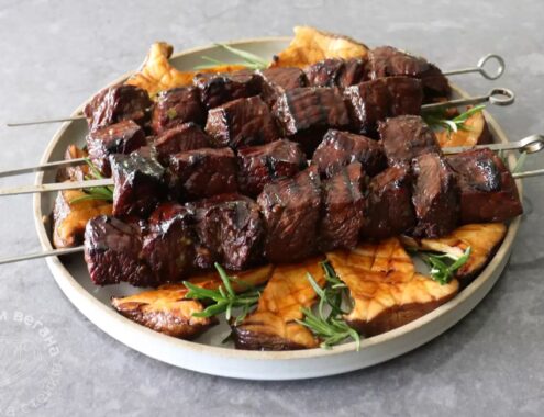 Шашлик з яловичини на грилі
